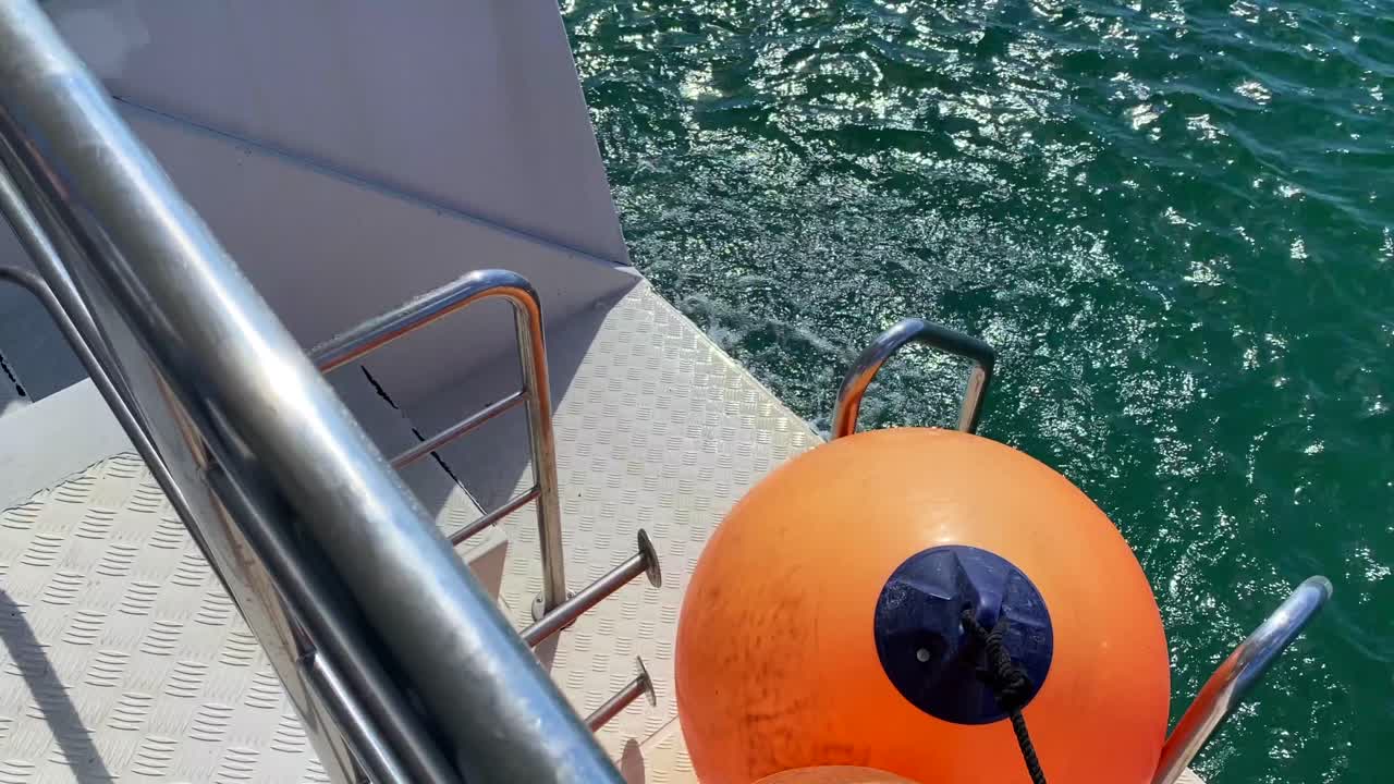 이비자에서 포르멘테라 섬 상업 보트까지 해안 바다 전망, 이비자에서 대중 교통 항해, 지중해 재미있는 휴가 휴가 경험 스페인, 4k 샷