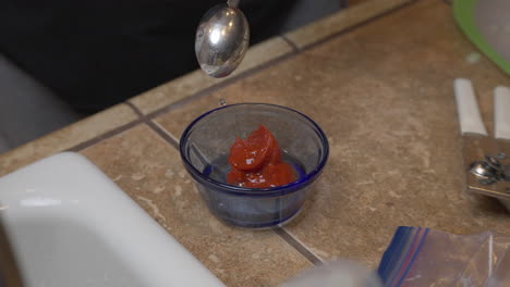 agregar vinagre a la pasta de tomate para obtener ingredientes en una receta casera - cámara lenta aislada