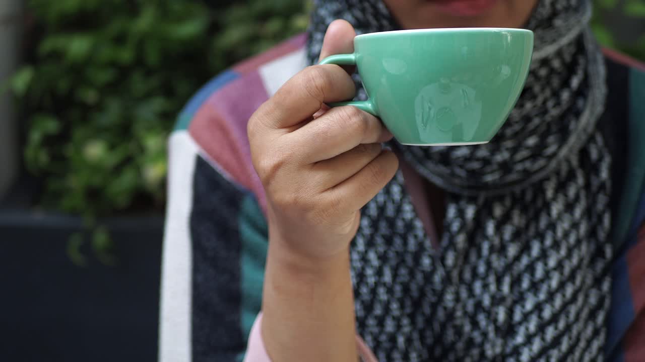 커피를 마시는 여자