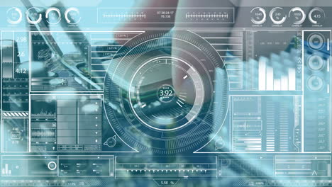 un técnico está arreglando un chip en una placa base