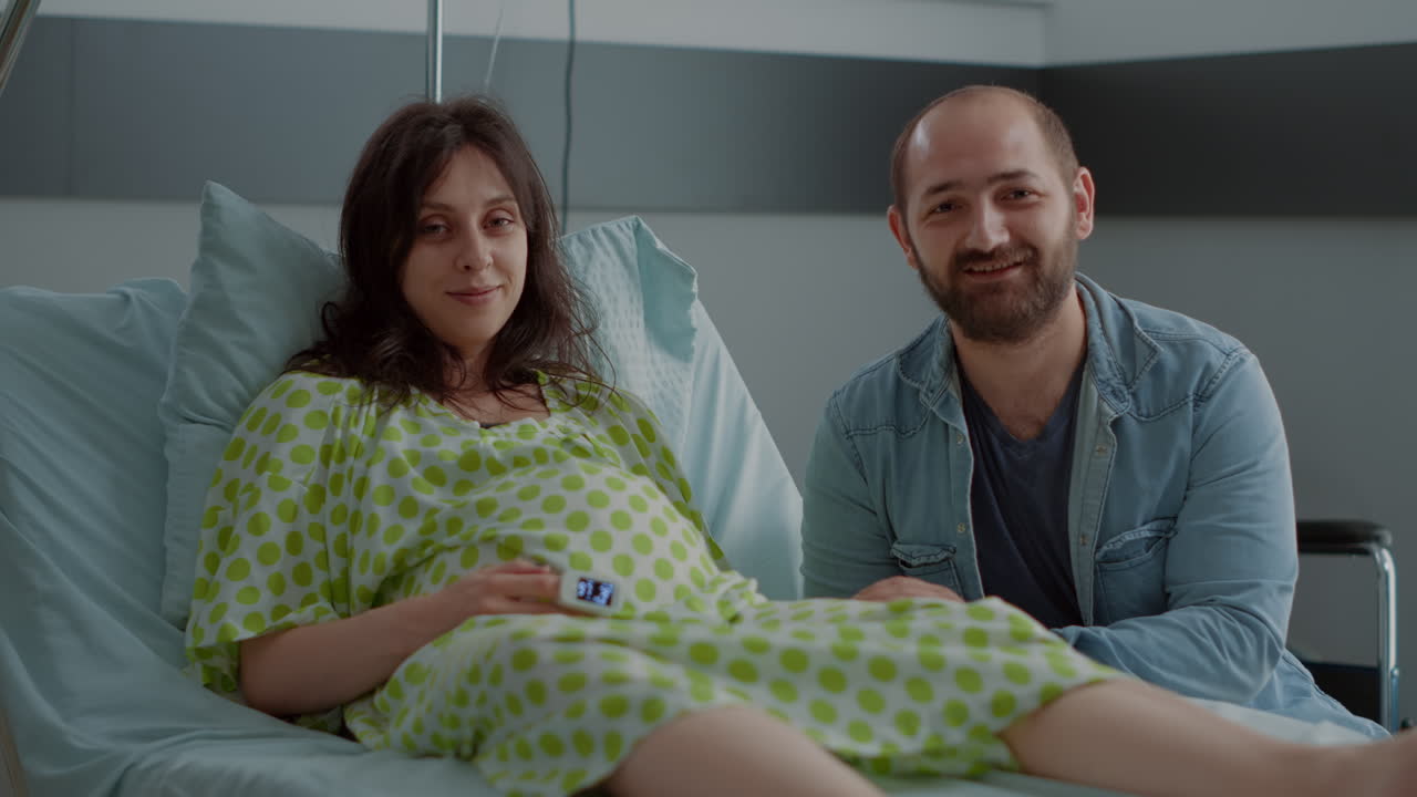 Portrét mladého páru čekajícího na porod v nemocnici