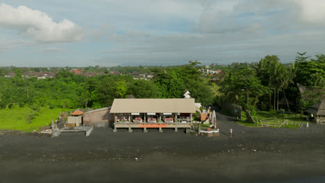 Drohnenschwenk-Aus-Einem-Restaurant-Am-Strand-Von-Bali