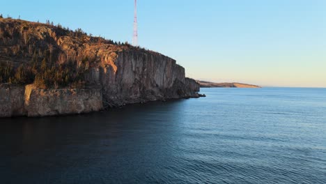 Increíble-Paisaje-Durante-La-Hora-Dorada-De-La-Puesta-De-Sol-En-El-Lago-Superior,-Costa-Norte-De-Minnesota