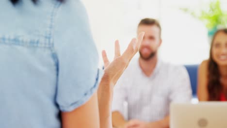 ejecutiva explicando planes de negocios a sus compañeros de trabajo