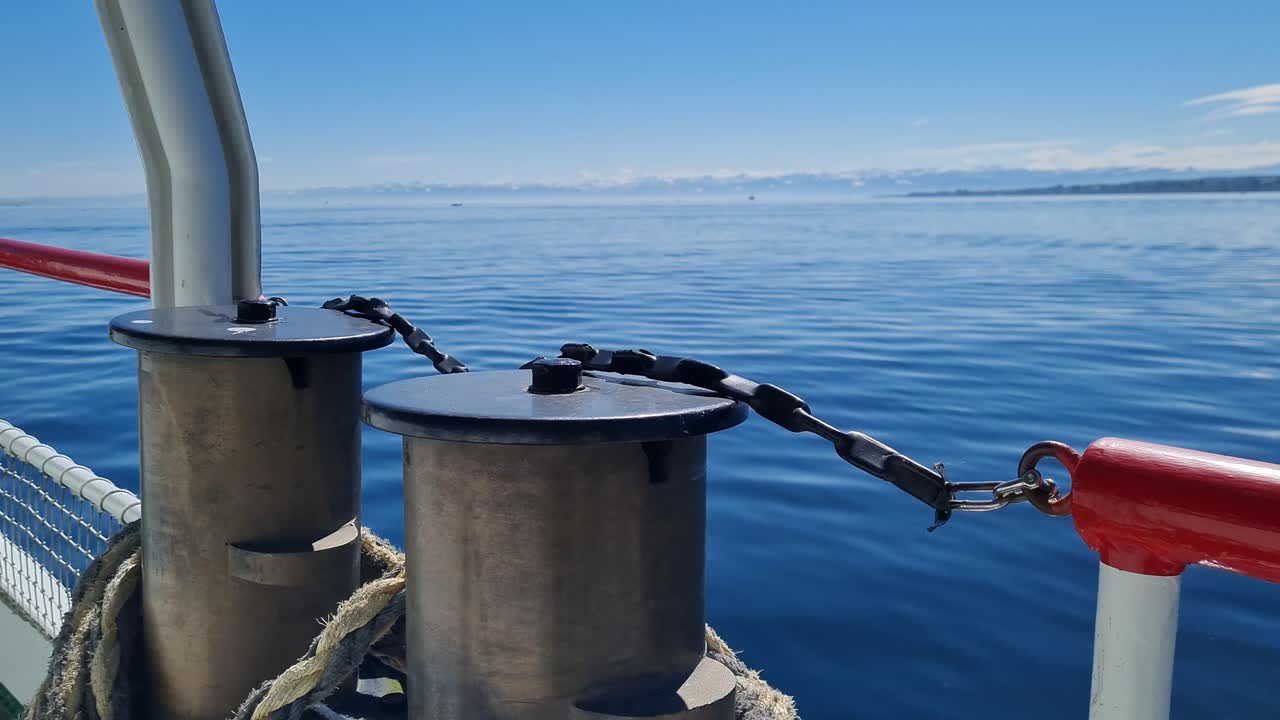 콘스탄스 호수 (lake constance) 에 있는 여객 페리 (passenger ferry) 에서 볼 수 있는 푸른 하늘과 눈 인 알프스 산맥