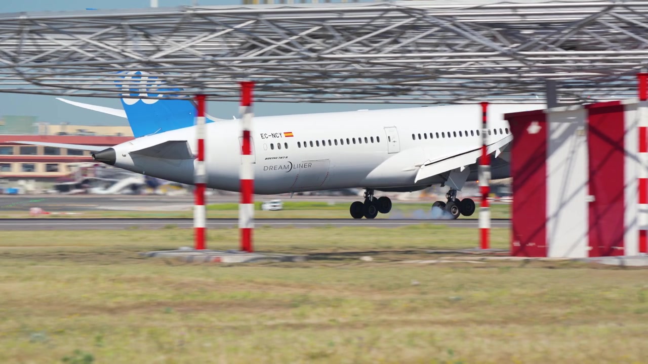 Pesawat Penumpang Air Europa Mendarat di Landasan Pacu Bandara