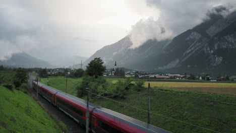 tren expreso que pasa por el campo