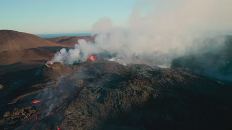 humo saliendo de la erupción de geldingadalur cerca de fagradalsfjall en islandia