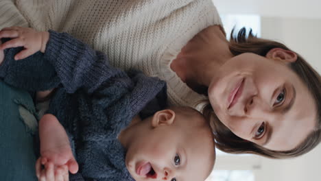 Feliz-Mamá-Y-Bebé-Teniendo-Video-Chat-Usando-Un-Teléfono-Inteligente-Mamá-Compartiendo-El-Estilo-De-Vida-De-La-Maternidad-Sosteniendo-Al-Niño-Charlando-Con-La-Familia-En-La-Pantalla-Vertical-Pov