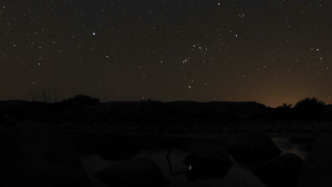 Lapso-De-Tiempo-De-La-Salida-De-La-Luna-Y-Las-Estrellas-Sobre-El-Río-Ventura-En-Oak-View-California