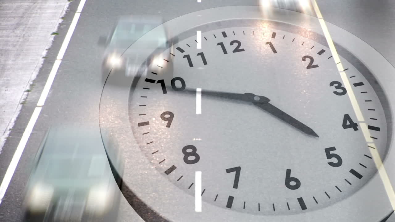 el reloj hace tic-tac sobre el tráfico en la carretera
