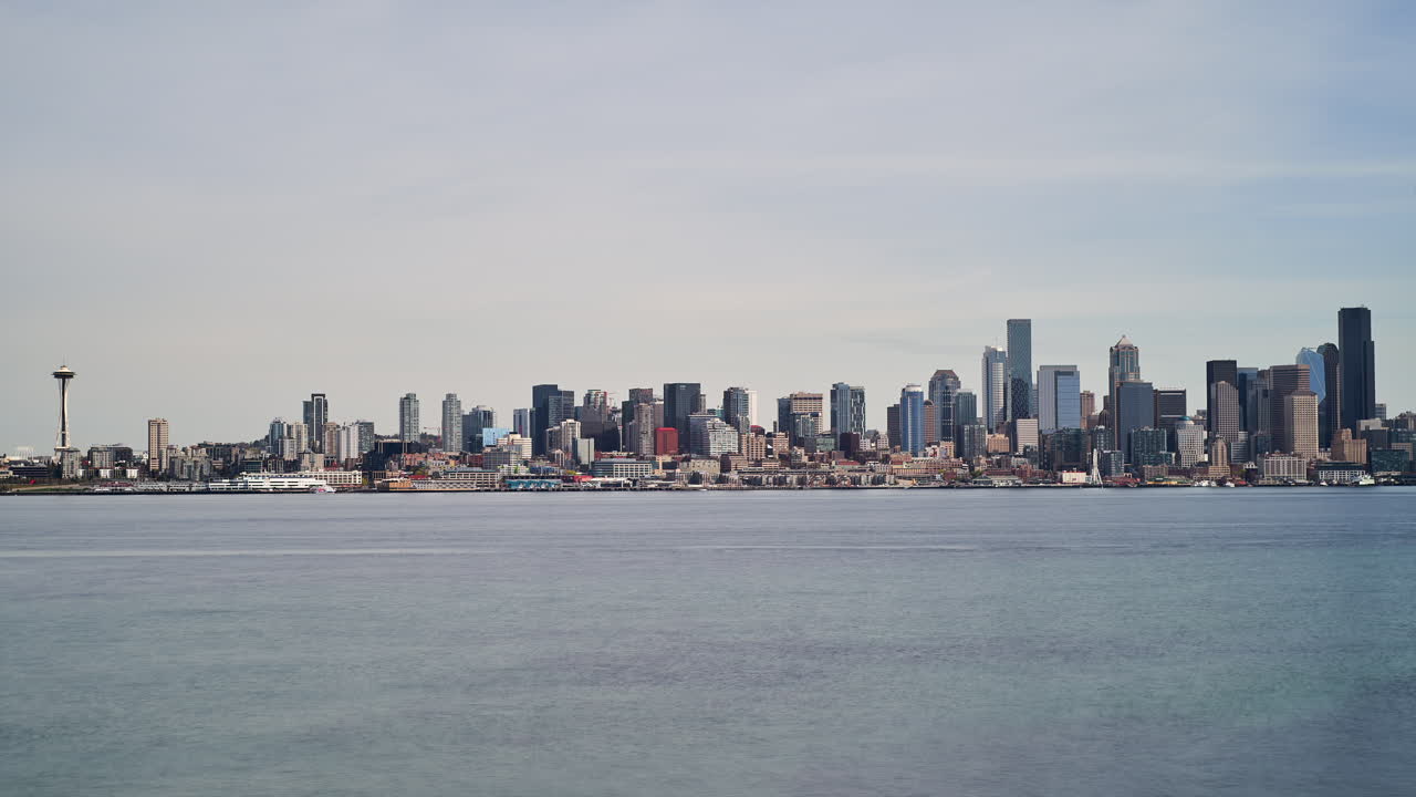 시애틀, 엘리엇 만 건너편 루나 공원에서 본 워싱턴 스카이라인 - 도시 경관과 페리의 저속 촬영