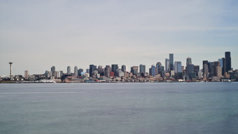 Seattle,-Horizonte-De-Washington-Visto-Desde-Luna-Park-A-Través-De-La-Bahía-De-Elliott---Lapso-De-Tiempo-Del-Paisaje-Urbano-Y-Transbordadores