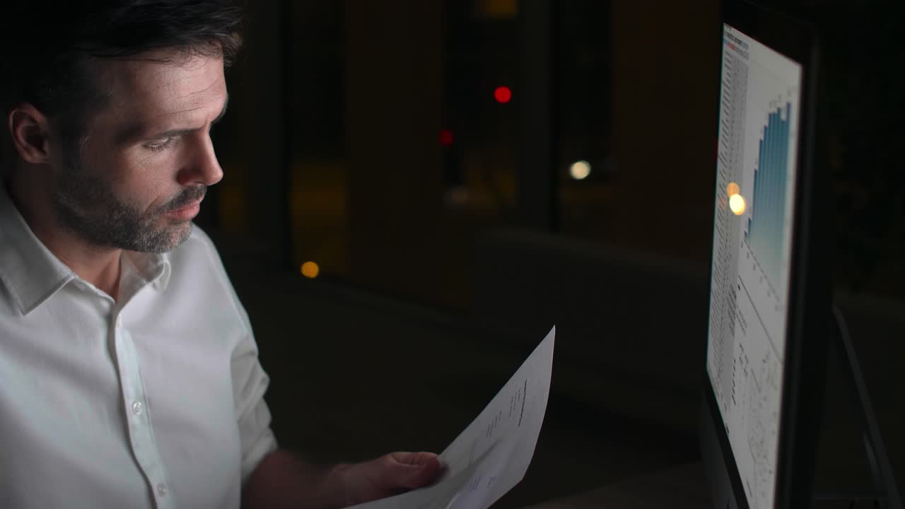 hombres maduros analizando documentos por la noche