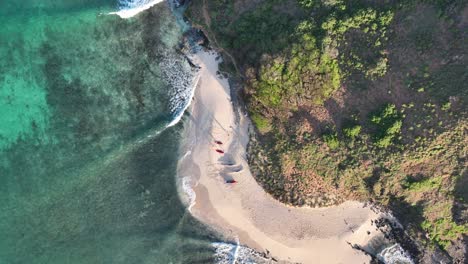 paneo aéreo de drones en surfistas en la playa en la isla en hawaii lanikai hawaii hermoso amanecer