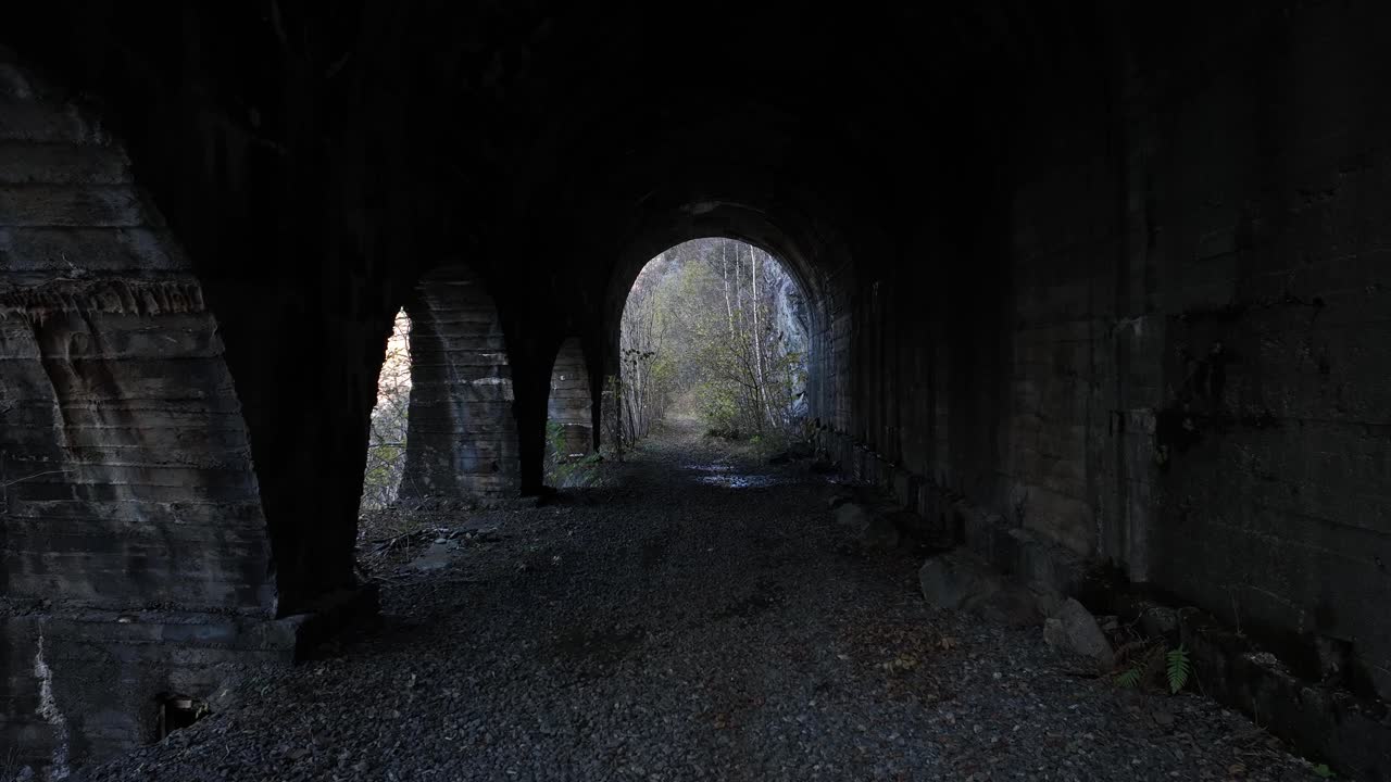 caminando a través de la vieja superestructura de protección contra deslizamientos de tierra en una ladera empinada, noruega