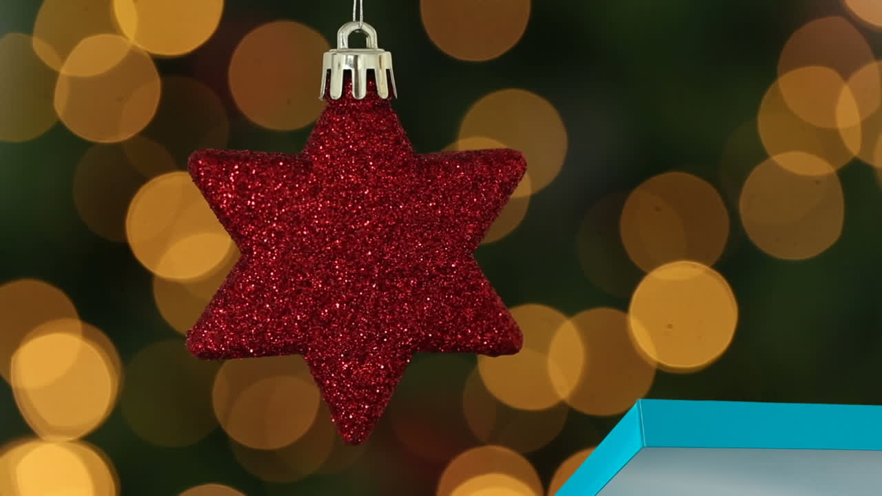 animación de la estrella roja de navidad decoración de joyas sobre manchas de luz naranja