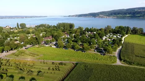 vuelo a un camping en la orilla del lago de constanza en un día de verano