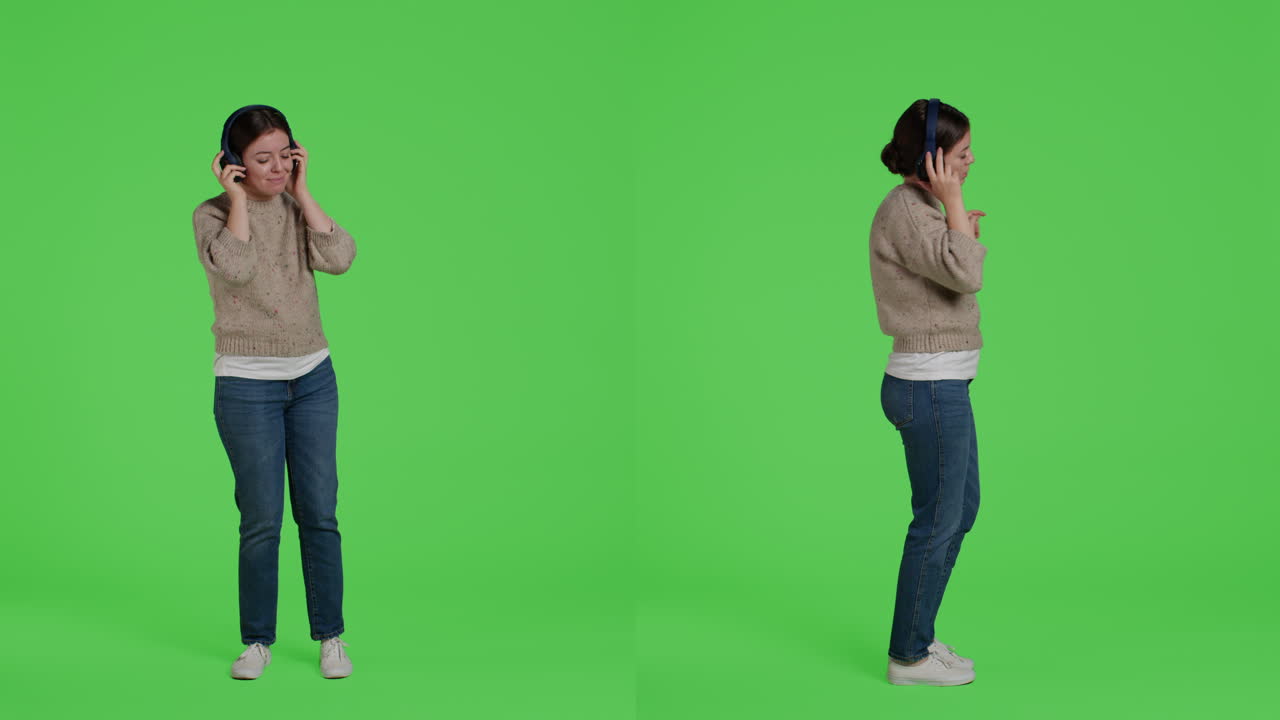 Mulher ouvindo música com fones de ouvido em frente a um plano de fundo verde