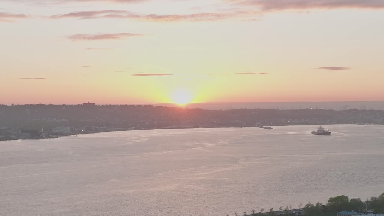 물 위에서 해가 뜨는 것