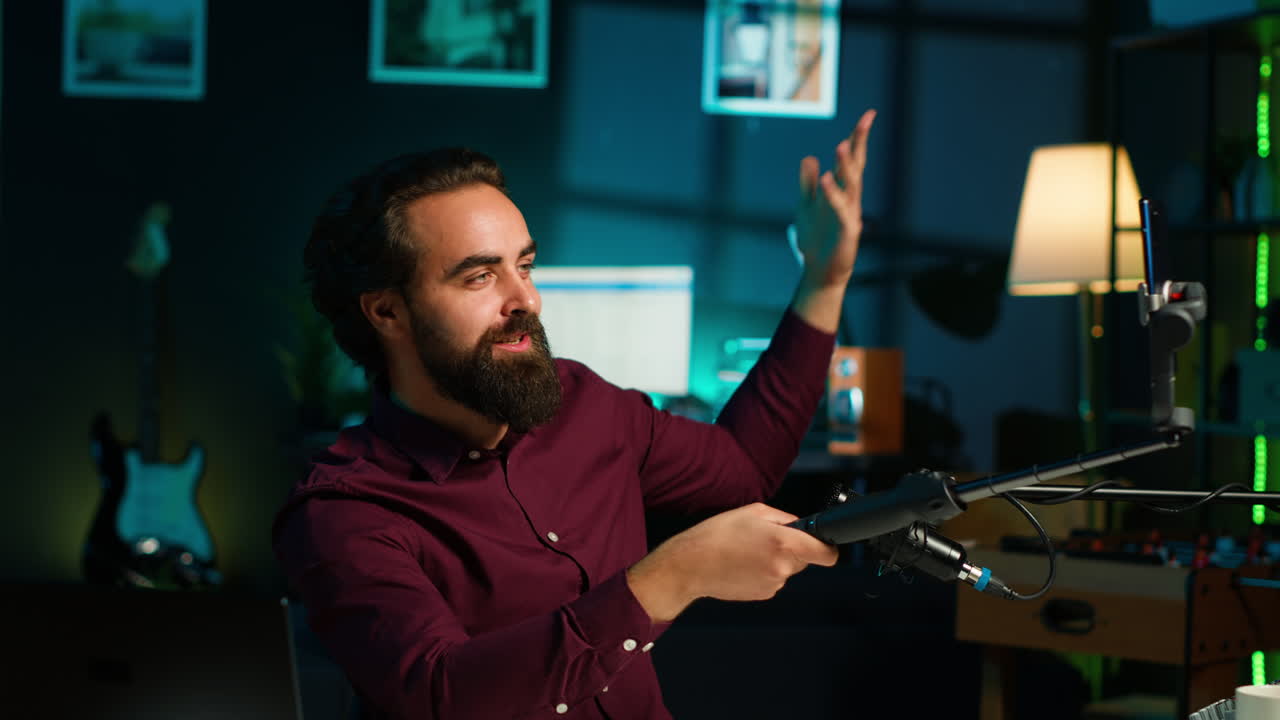 influencer haciendo un signo de paz en el frente en un teléfono móvil conectado a un palo de selfie
