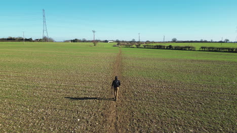 un hombre caminando por un camino de campo en una granja en great missenden