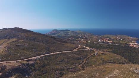 Hermosas-Montañas-Verdes-Y-Valle-En-Mithymna-Con-Cielo-Azul-En-El-Fondo-En-La-Isla-De-Lesbos,-Grecia