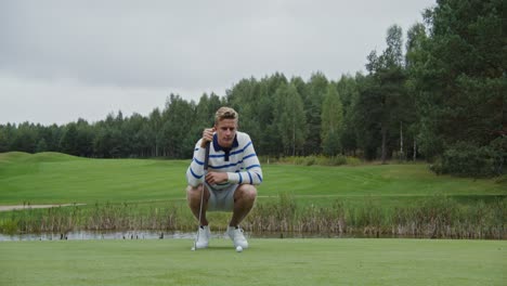 hombre poniendo en un campo de golf