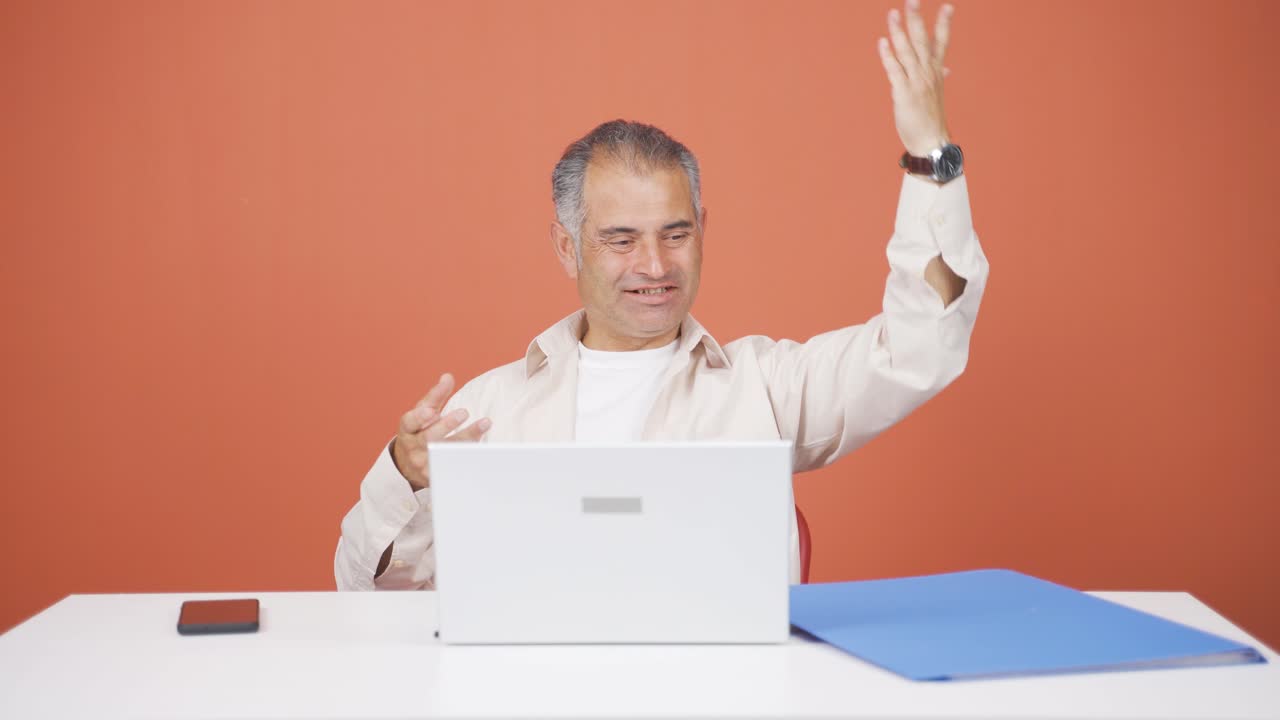 el hombre que trabaja en la computadora portátil lanza archivos enojado.