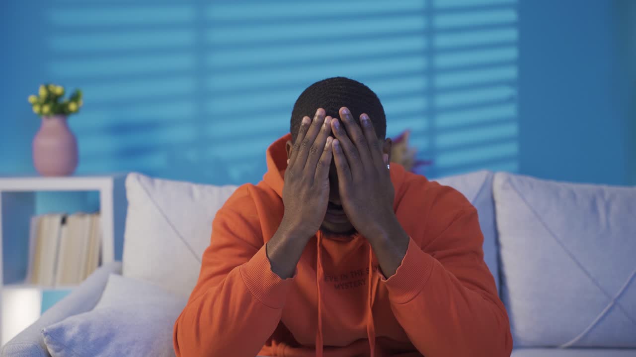 Black man having a nervous breakdown. To quarrel, to argue.