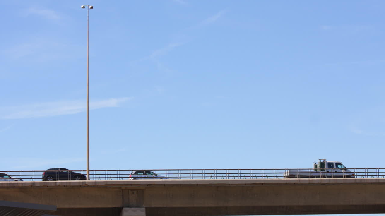 다리 위의 자동차 00