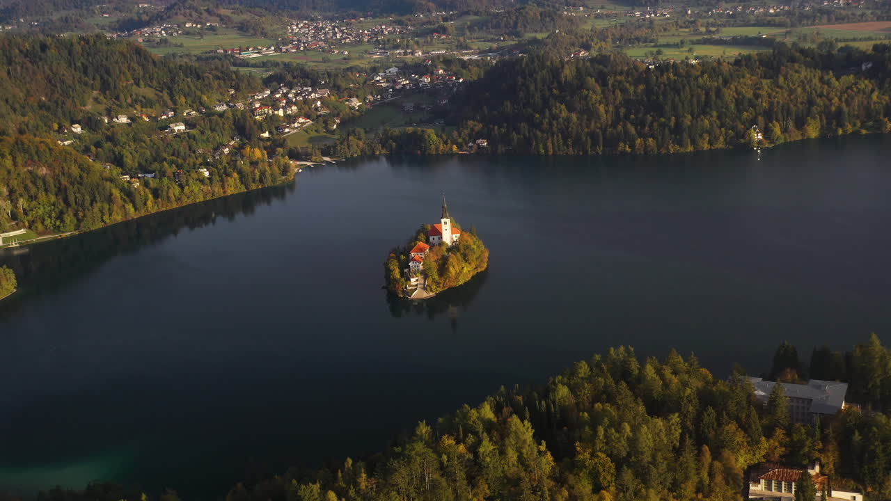 Ripresa aerea rotante con drone della Chiesa del Pellegrinaggio dell'Assunzione di Maria, Slovenia