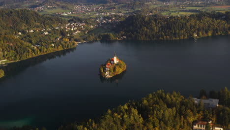 Tiro-De-Dron-Giratorio-De-La-Iglesia-De-Peregrinación-De-La-Asunción-De-María,-Eslovenia