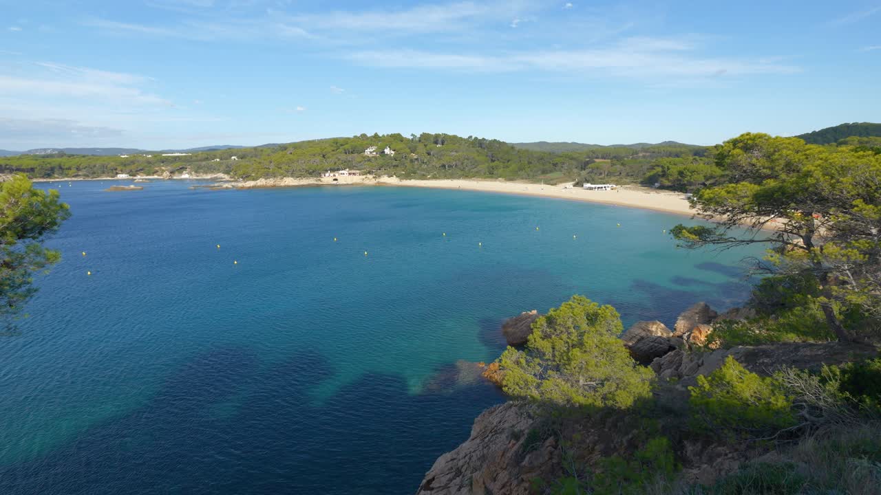 Goditi le acque limpide e la bellezza naturale di Playa del Castell a Palamós, un luogo tranquillo sulla Costa Brava.