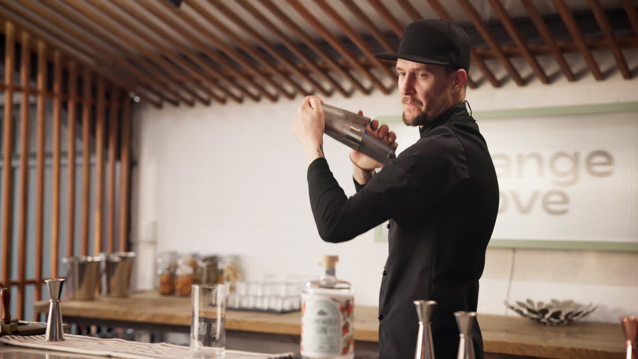 테일을 준비하는 바텐더