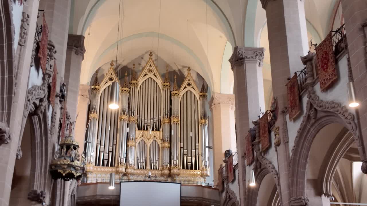 Panoramica interna della Chiesa Nera di Brașov, che rivela gradualmente lo storico organo a canne all'interno dello spazio gotico