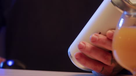 escaneando una lata de cerveza en un bar