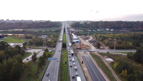 el puente de la autopista a1 sobre el río neris en kaunas, lituania en un avión teledirigido volando hacia adelante