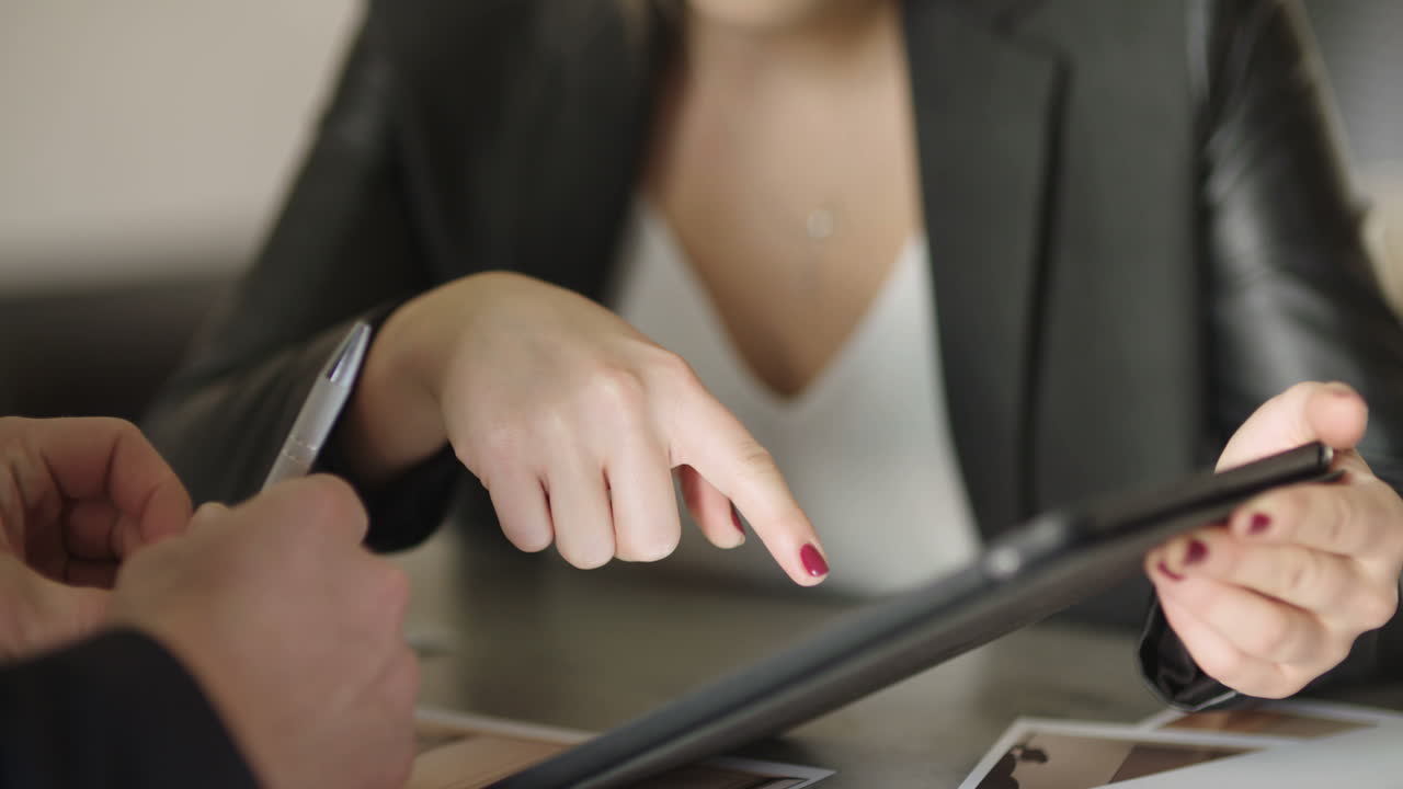 un primerísimo plano de las manos de una mujer de negocios usando una computadora de tableta