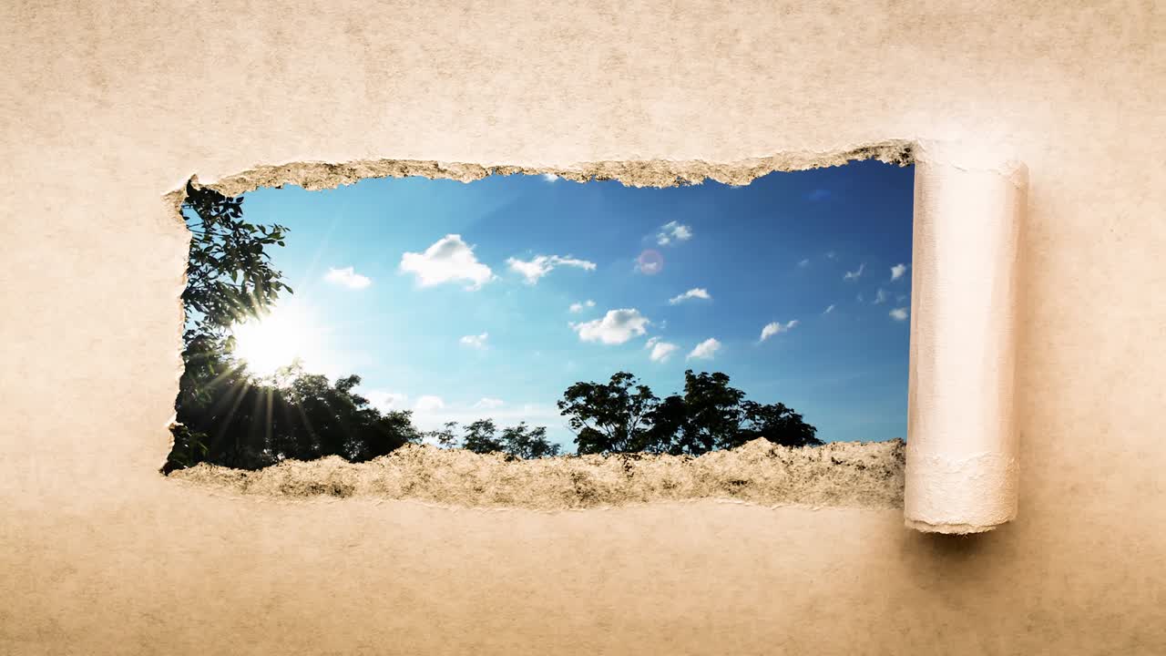 творческое 4k-видео быстро движущихся облаков в голубом небе, которые видны через отверстие с разорванными краями в старой ретро-гранж-винтажной бумаге.