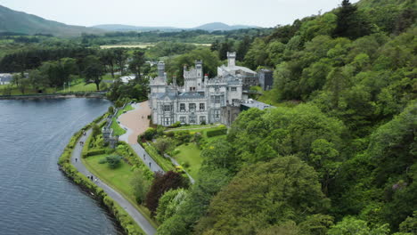 Kylemore-Abbey,-Cran-up-Enthüllung-Der-Abtei-Und-Walled-Gardens