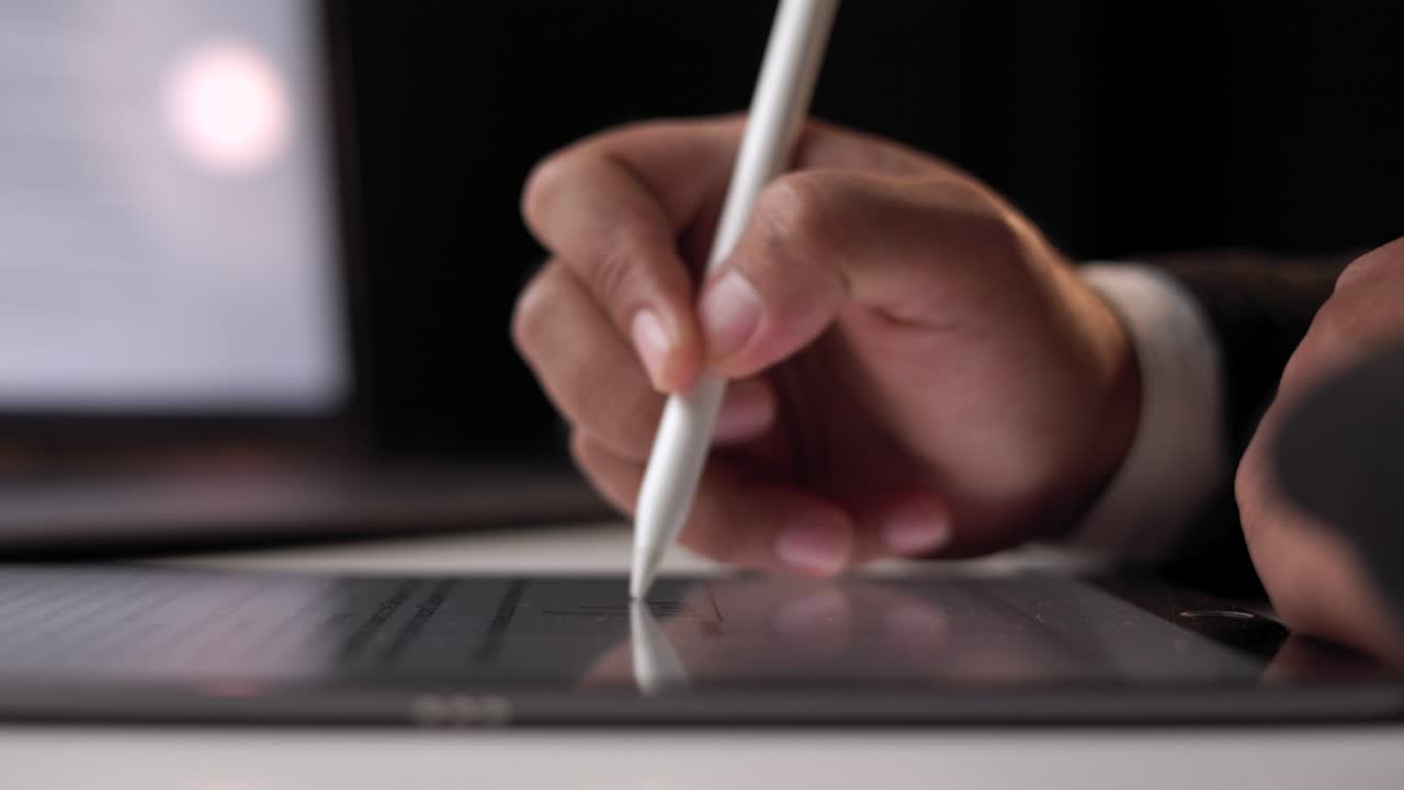 hombre de negocios mano trabajando firma electrónica en tableta por lápiz táctil en la noche. escribir acuerdo de negocio de contrato. hombre firmando contrato en tableta. concepto de negocio y tecnología.