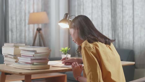 mujer estudiando tarde en la noche