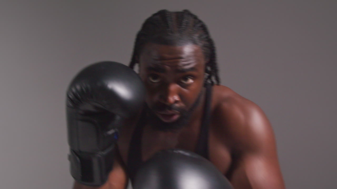en tiempo real estudio pov tiro de boxeador masculino con guantes de boxeo entrenamiento para el partido de boxe o en el gimnasio peleando y golpeando hacia la cámara 1