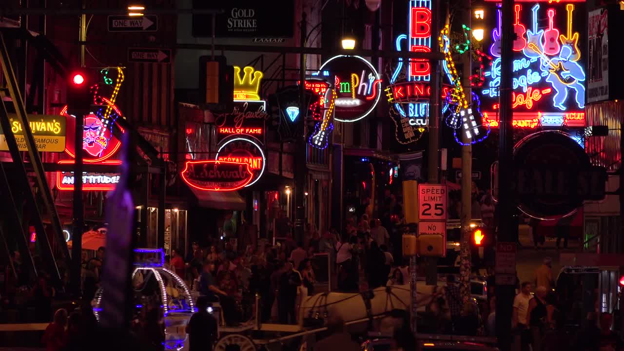 네온 사인 바 및 클럽이 있는 beale street memphis tennessee의 밤과 군중 설정 1