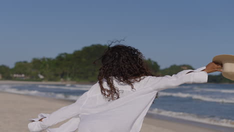 Glückliches-Mädchen-Am-Strand