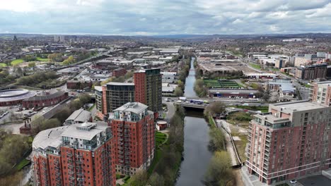 Neue-Entwicklung,-Riverside-Apartments-Leeds-City-UK-Drohne,-Luftaufnahme