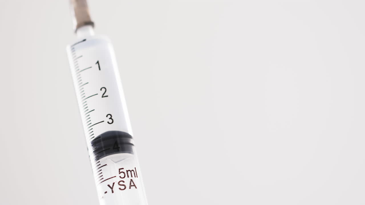 vídeo de primer plano de la jeringa y espacio de copia sobre fondo blanco