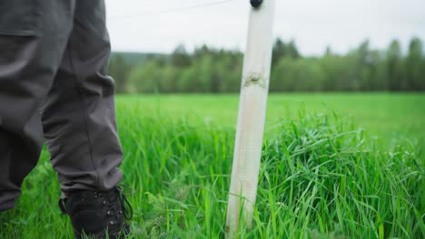 Mann-Schüttelt-Holzpfosten,-Um-Ihn-Aus-Dem-Boden-Zu-Ziehen