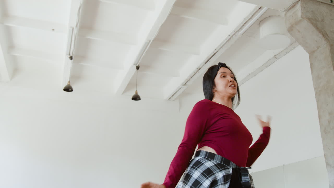 Donna che danza in uno studio luminoso
